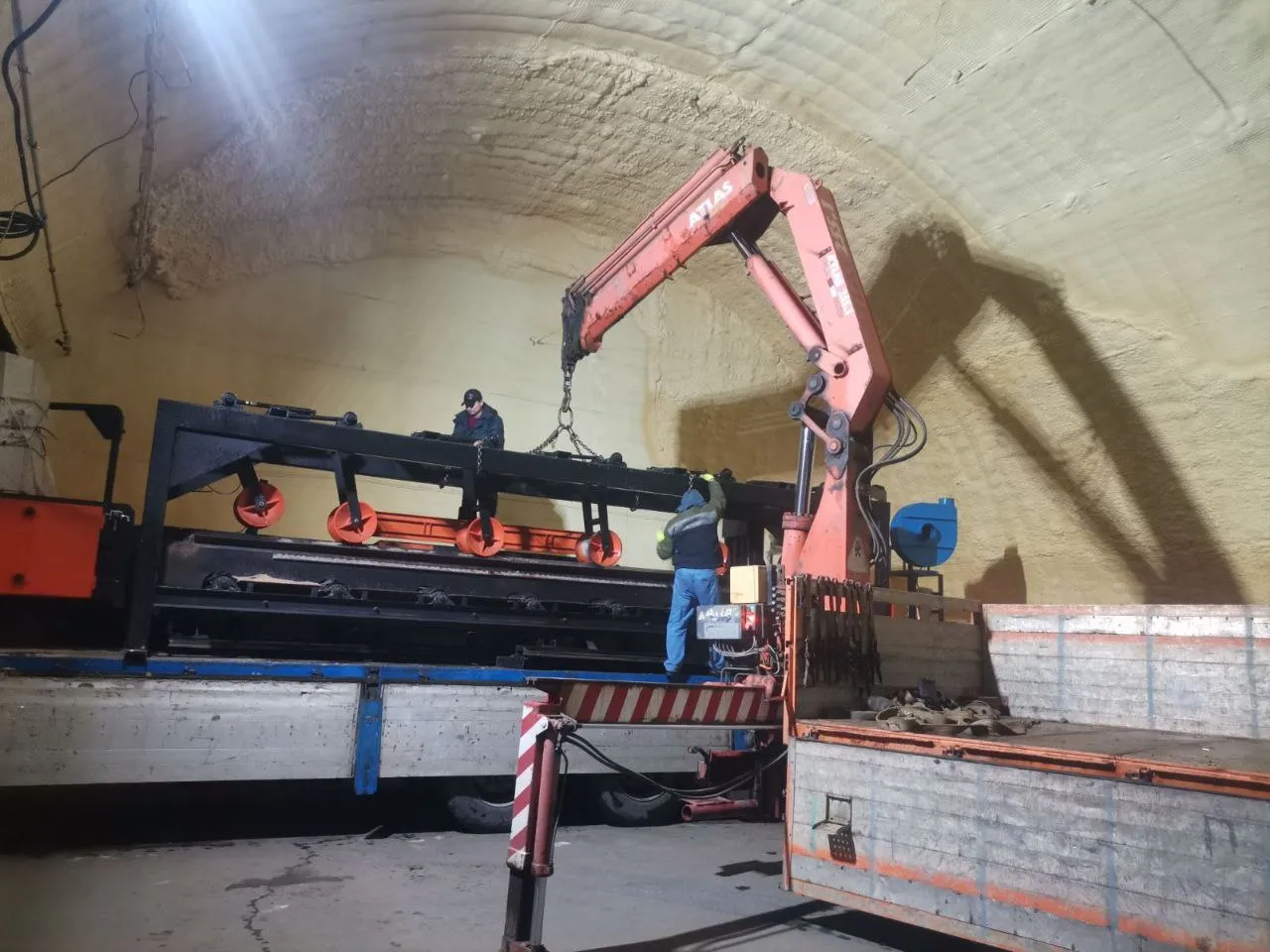 Перевозка ЖБИ и тяжелых строительных изделий гидроманипулятором в Минске — услуги до 40 тонн. 1