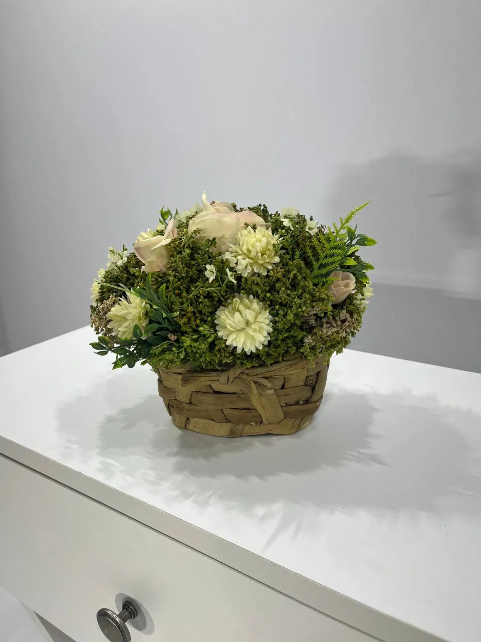 Аренда искусственных цветов в корзине и декору для мероприятий в Минске. 1