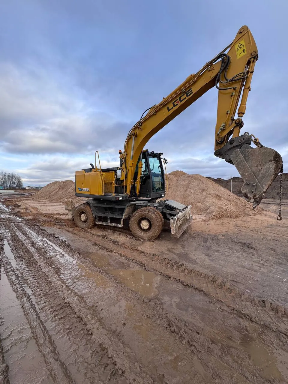 Аренда колесного полноповоротного экскаватора. 1