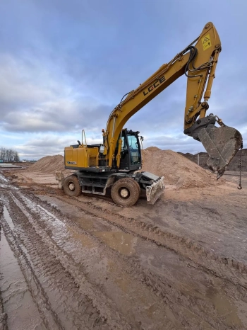 Аренда колесного полноповоротного экскаватора