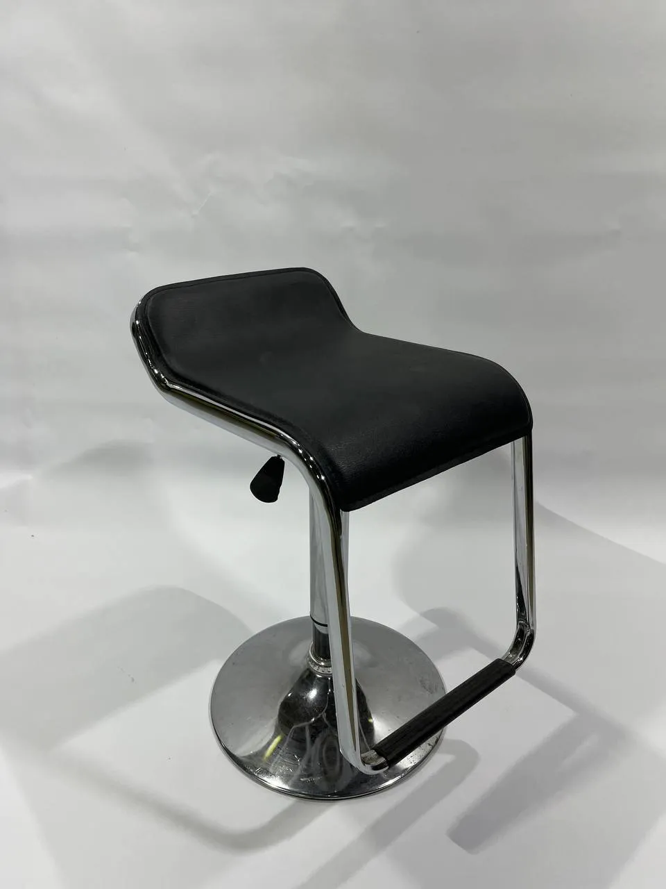 Прокат чёрных барных стульев в Минске — аренда мебели с доставкой для выставок и бизнес-мероприятий. 1